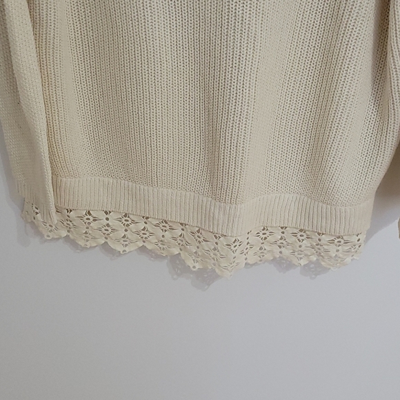 Oversize knit with lace bottom details - Picture 2 of 6